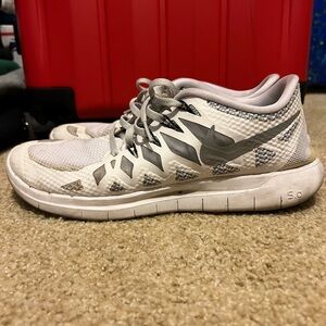 Men’s Nike Free 5.0 Size 9 White/Gray.